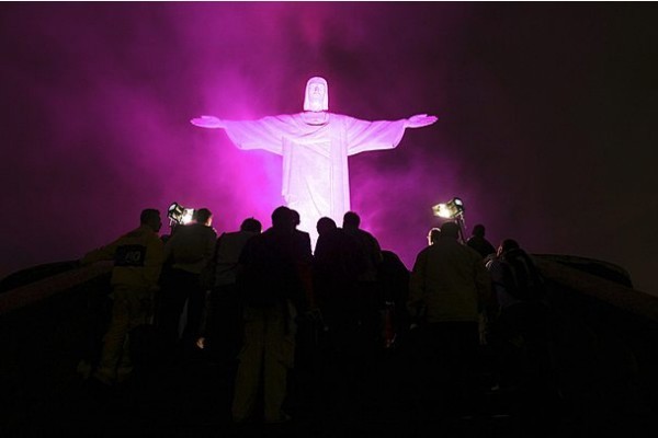 Copacabana Palace, Cristo Redentor e Monumento às Bandeiras participam do Outubro Rosa